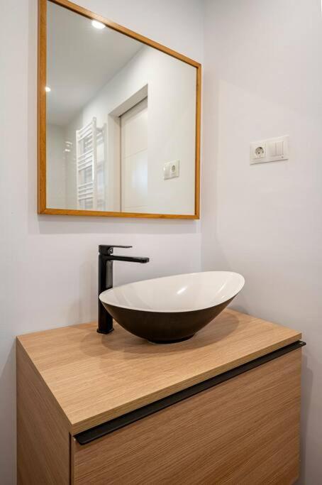 Elegant With Balcony, Pool & Parking Apartamento *