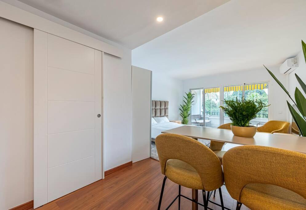 Elegant With Balcony, Pool & Parking