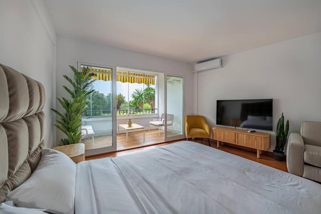 Elegant With Balcony, Pool & Parking Apartamento