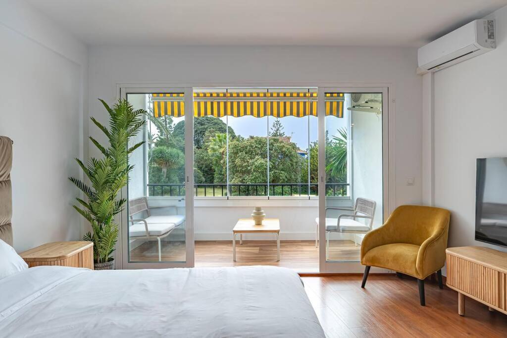 Elegant With Balcony, Pool & Parking Apartamento *