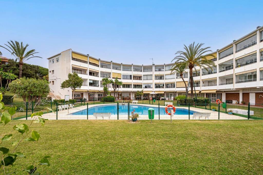 Apartamento Elegant With Balcony, Pool & Parking
