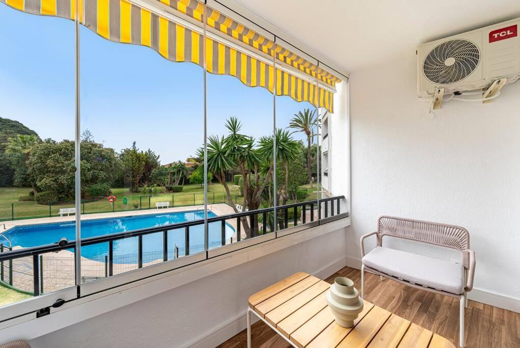Elegant With Balcony, Pool & Parking Apartamento *