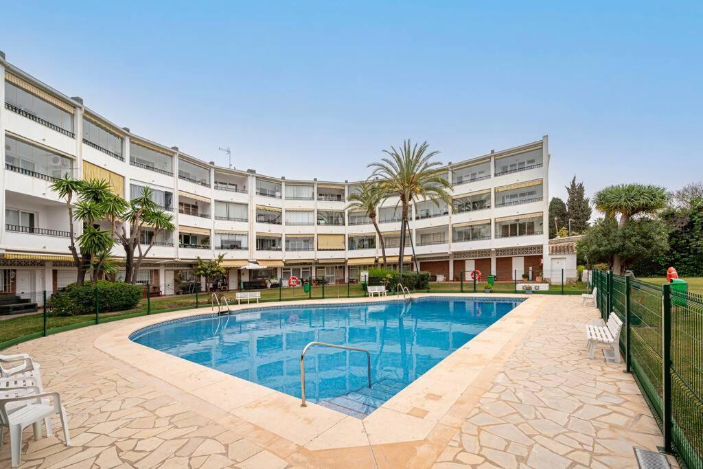 Elegant With Balcony, Pool & Parking Apartamento Marbella