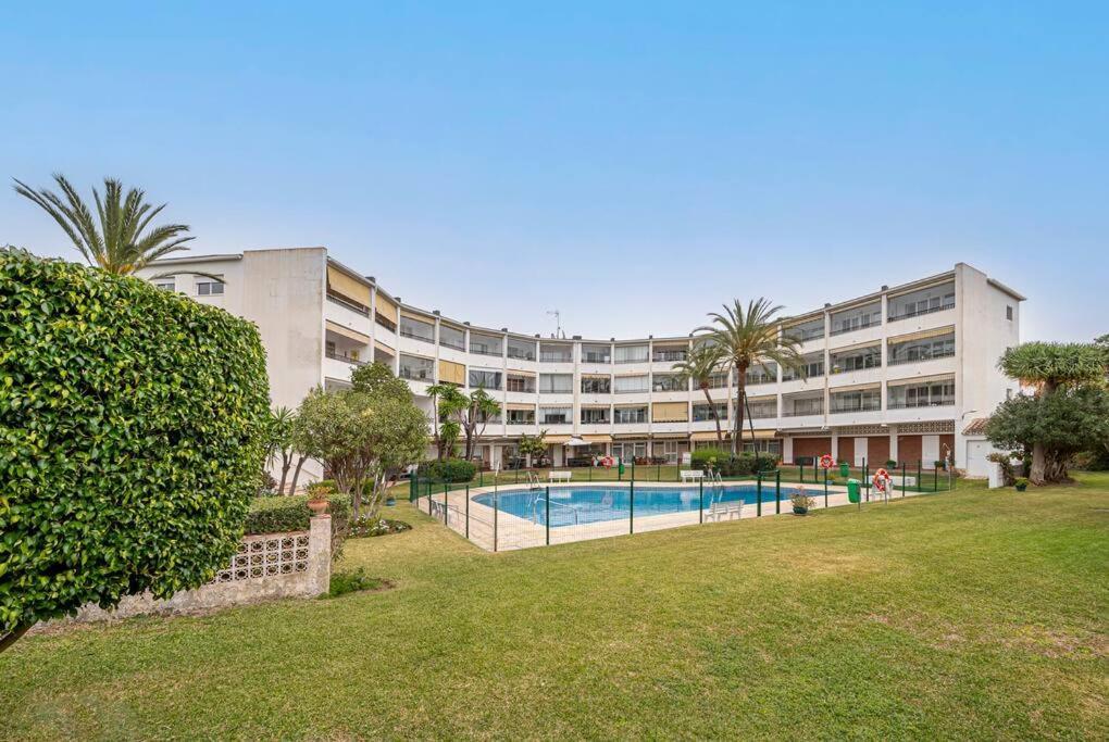 Elegant With Balcony, Pool & Parking