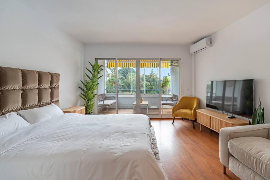 Elegant With Balcony, Pool & Parking Apartamento