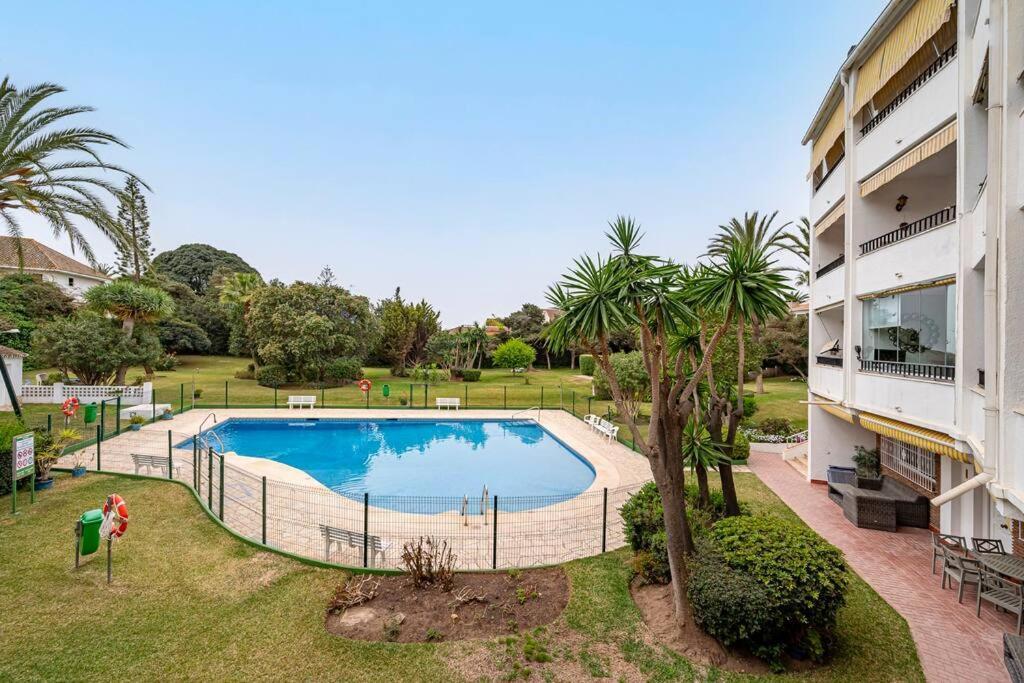 Elegant With Balcony, Pool & Parking Apartamento *